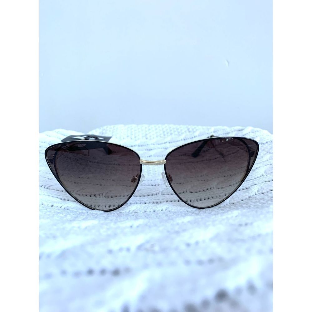 Cat-eye style sunglasses
